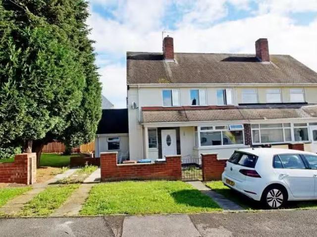 3 bedroom semi detached house for rent in Commercial Square, B.
