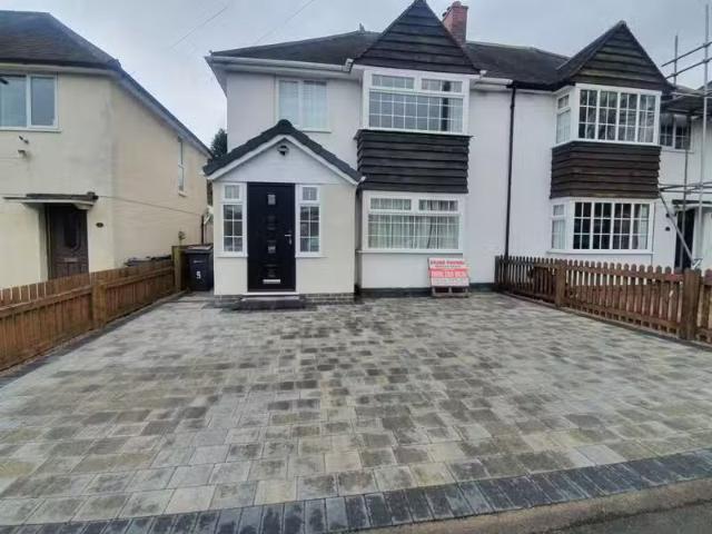 3 bedroom semi detached house for rent in Cofield Road, Sutton.