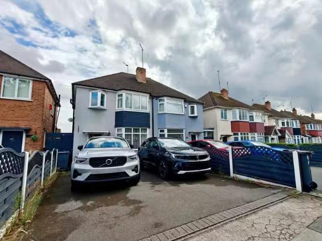 3 bedroom semi detached house for rent in College Road, Kingst.