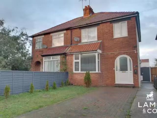 3 bedroom semi detached house for rent in Coppins Road, Clacto.