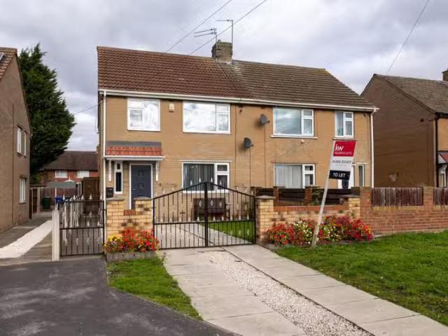 3 bedroom semi detached house for rent in Clay Flat Lane, Donc.