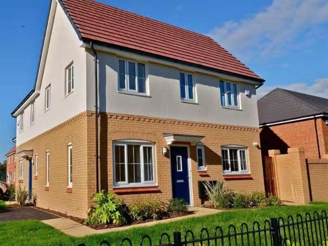 3 bedroom semi detached house for rent in Cromwell Road, Elles.