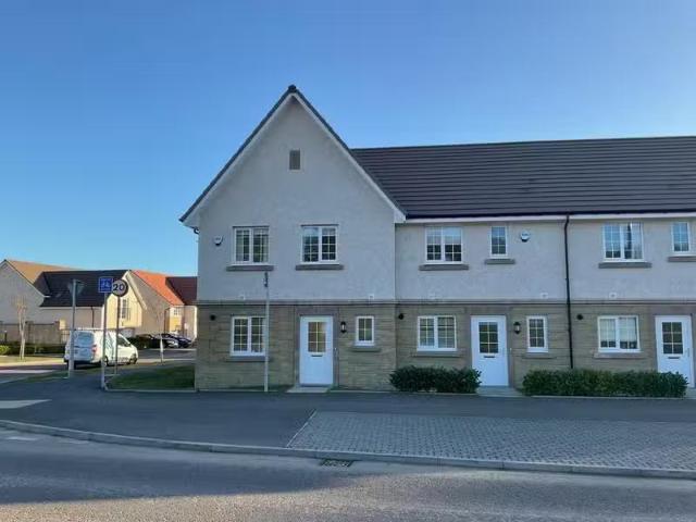 3 bedroom semi detached house for rent in Craigbank Drive, Cul.