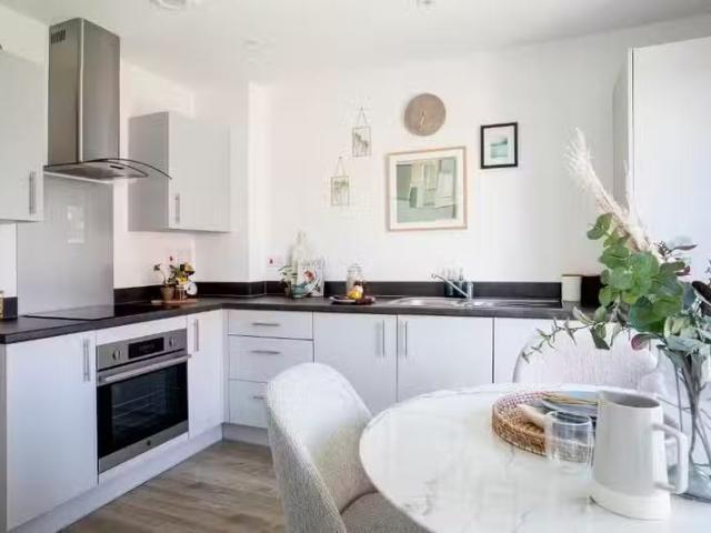 3 bedroom semi detached house for rent in Discovery Close, Bra.