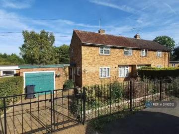 3 bedroom semi detached house for rent in East View, Essendon.