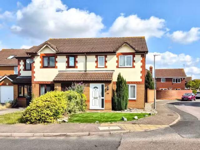 3 bedroom semi detached house for rent in Elwood, Harlow, Esin.