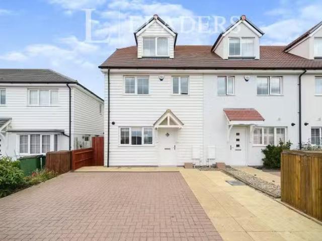 3 bedroom semi detached house for rent in Friars Close, Peaceh.