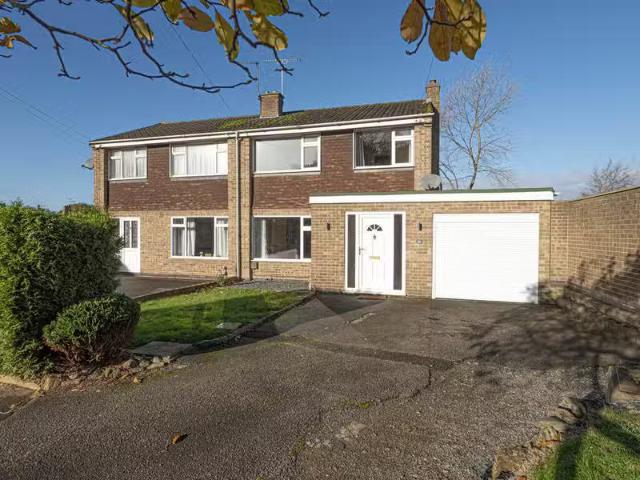 3 bedroom semi detached house for rent in Handsacre Close, Swa.