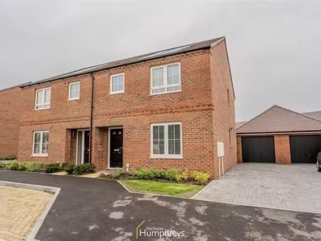 3 bedroom semi detached house for rent in Hainault Drive, Bour.