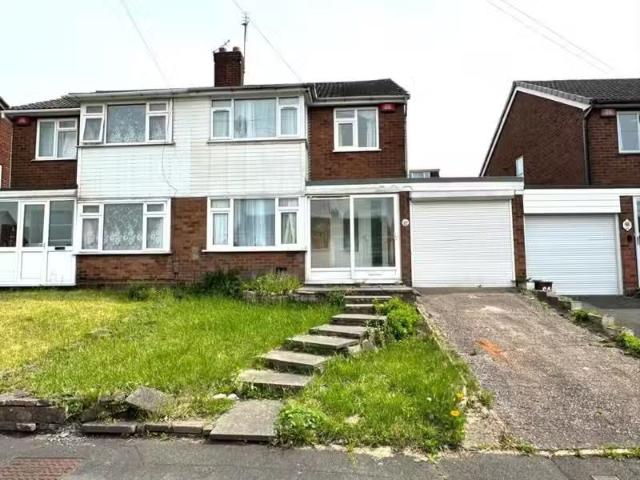3 bedroom semi detached house for rent in Hawkins Street, West.