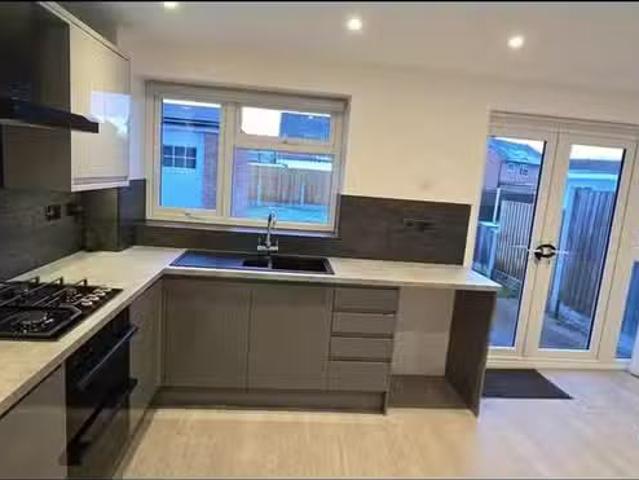 3 bedroom semi detached house for rent in Hemsworth Avenue, Li.