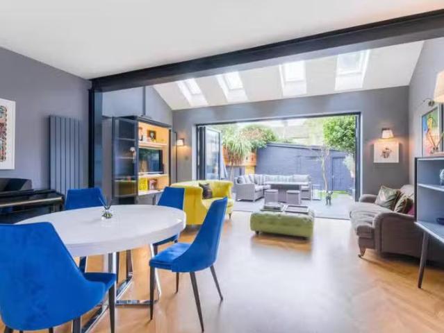 3 bedroom semi detached house for rent in Henniker Gardens, Up.