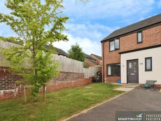 3 bedroom semi detached house for rent in Heol Williams, St Ed.