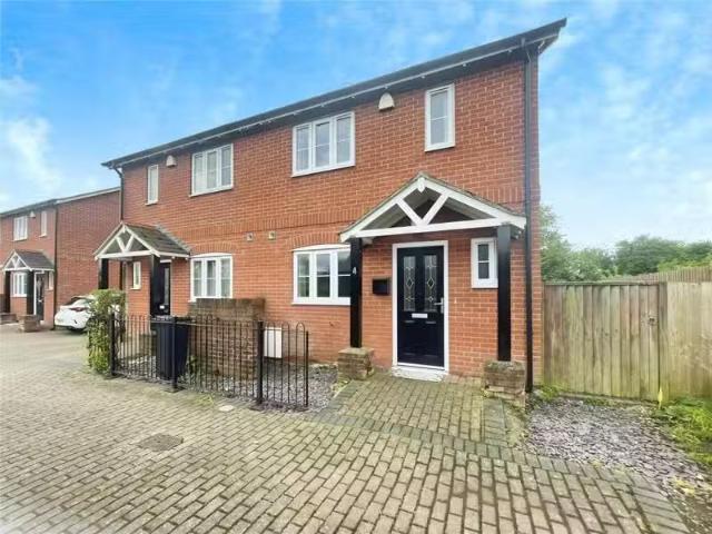 3 bedroom semi detached house for rent in High Street, Sturmin.