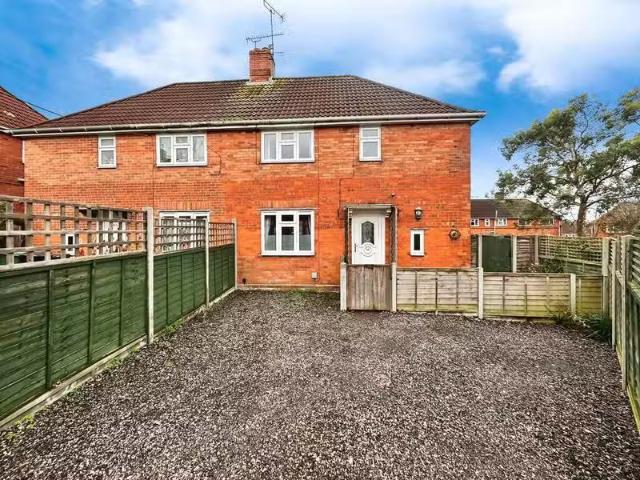 3 bedroom semi detached house for rent in Hillcrest Road, Yeov.