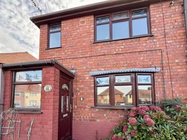 3 bedroom semi detached house for rent in Hollick Crescent, Ar.
