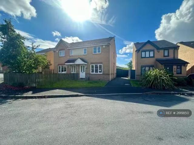 3 bedroom semi detached house for rent in Hopefield Way, Bradf.