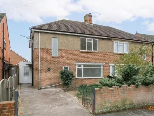 3 bedroom semi detached house for rent in Larksfield Avenue, B.