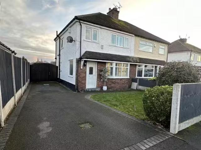 3 bedroom semi detached house for rent in Laurelhurst Avenue.