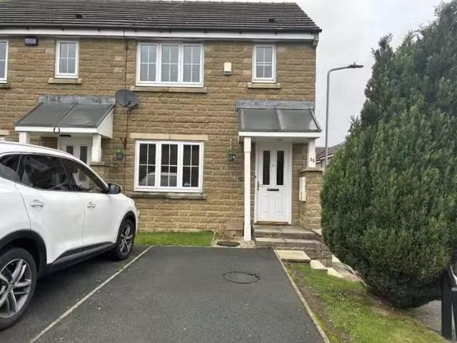 3 bedroom semi detached house for rent in Lysander Way, BD16