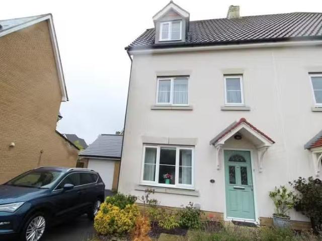 3 bedroom semi detached house for rent in Mayfield Way, Great.