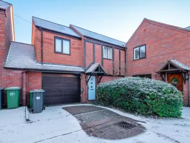 3 bedroom semi detached house for rent in Mill Close, Wolverto.