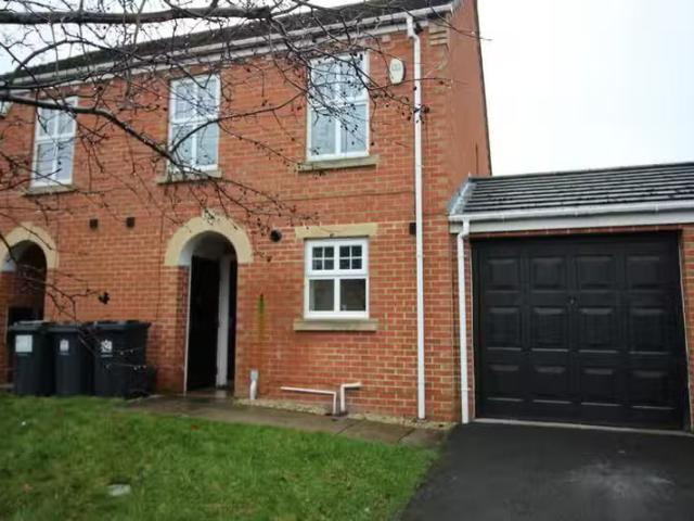 3 bedroom semi detached house for rent in Moorfield Close, Dar.