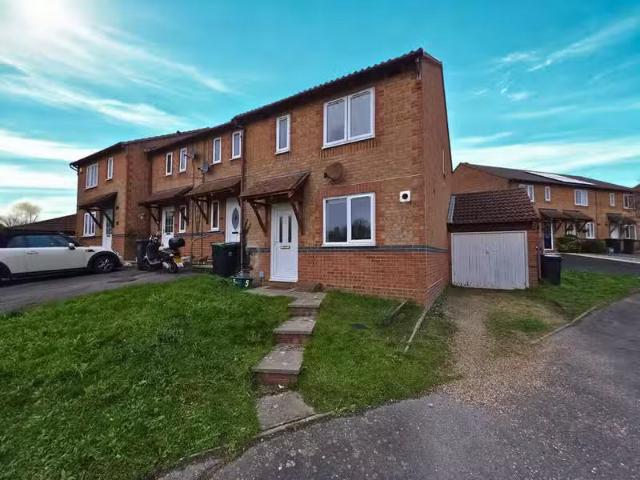 3 bedroom semi detached house for rent in Mohune Way, Weymouth.