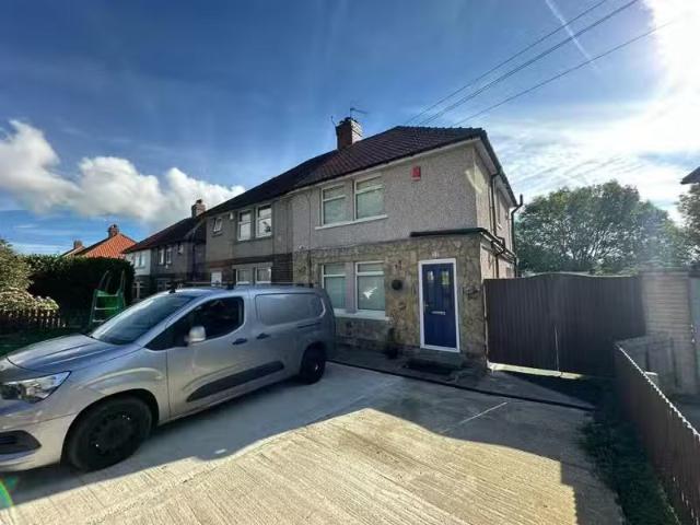 3 bedroom semi detached house for rent in North Cliffe Avenue.