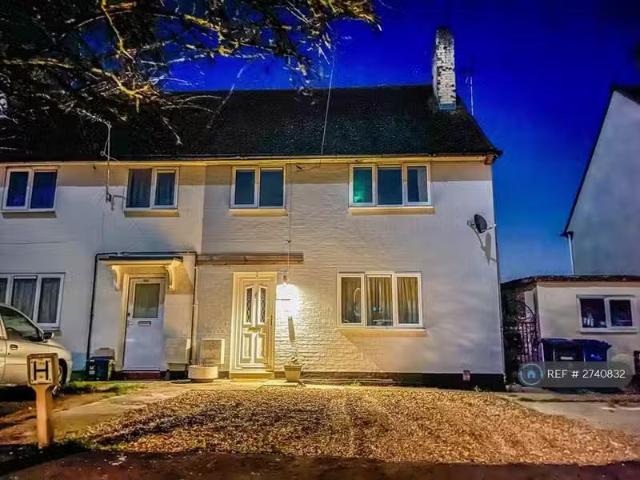 3 bedroom semi detached house for rent in Paget Road, Trumping.