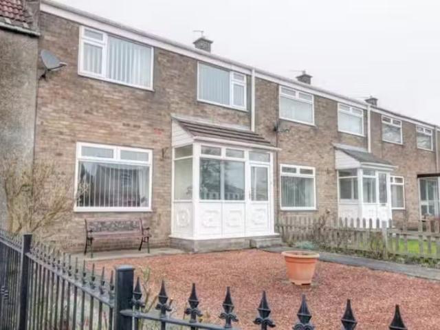 3 bedroom semi detached house for rent in Peart Close, Sherbur.