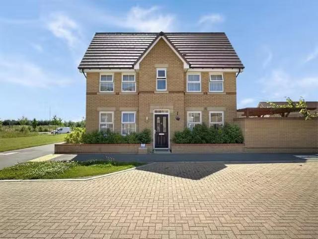 3 bedroom semi detached house for rent in Peppercorn Drive, No.