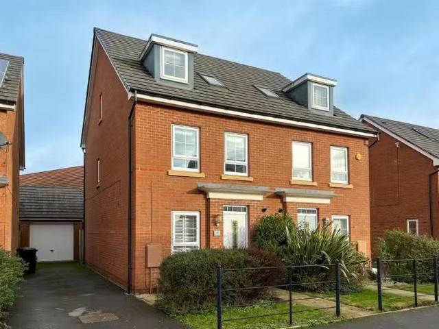 3 bedroom semi detached house for rent in Peregrine Way, Warwi.