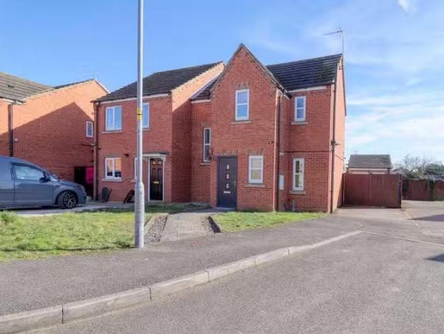 3 bedroom semi detached house for rent in Queens Drive, Crowle.