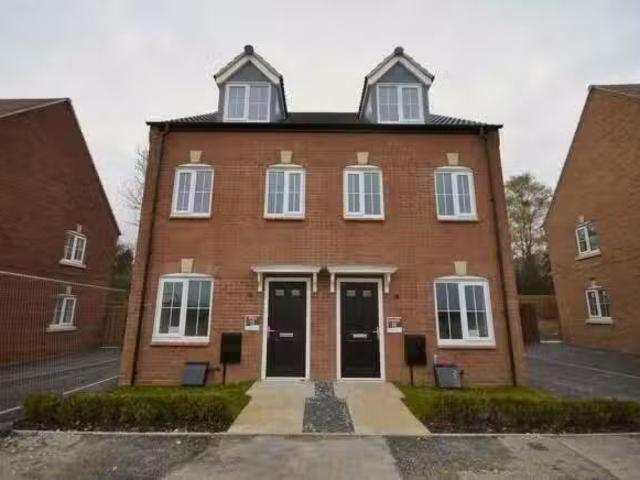 3 bedroom semi detached house for rent in Riber Drive, Chellas.
