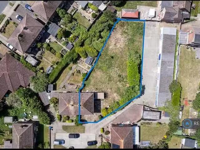 3 bedroom semi detached house for rent in Roman Acre, Wick, Li.
