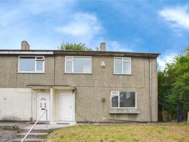 3 bedroom semi detached house for rent in Ruffield Side, Bradf.