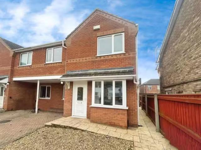 3 bedroom semi detached house for rent in Salamander Close, Gr.