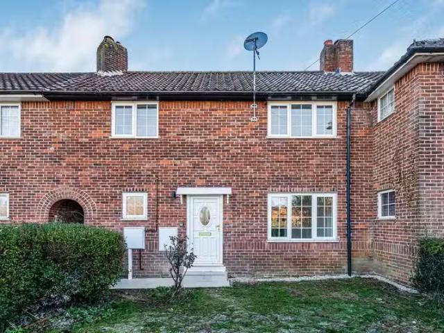 3 bedroom semi detached house for rent in Salisbury Road, Welw.
