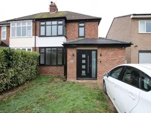 3 bedroom semi detached house for rent in Stretton Avenue, New.