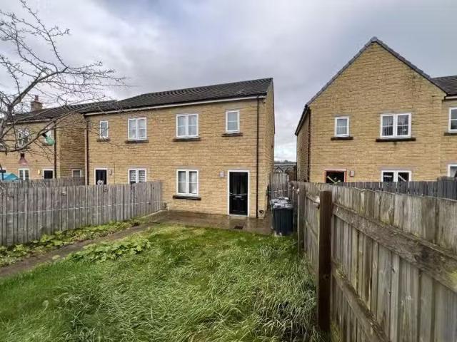 3 bedroom semi detached house for rent in Stubden Rise, BD13
