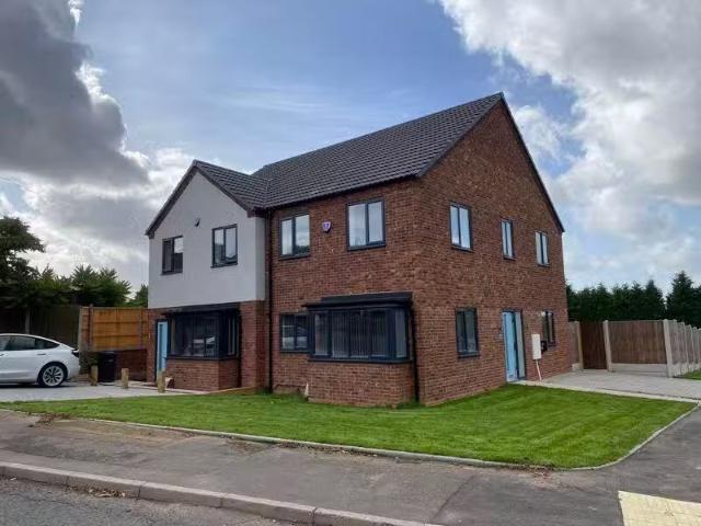 3 bedroom semi detached house for rent in Summit Place, Gornal.