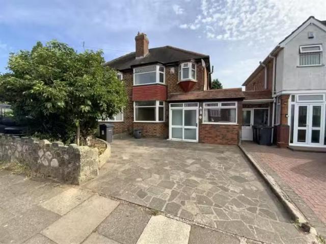 3 bedroom semi detached house for rent in Sunnymead Road, Shel.