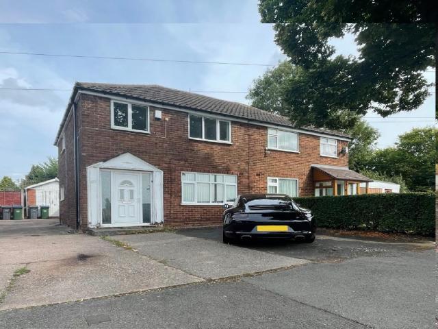 3 Bedroom semi detached ideal for Families or Company Let