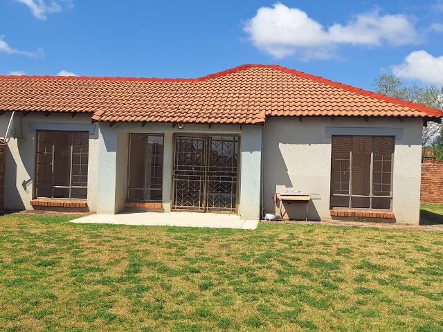 3 Bedroom Simplex To Let in Monavoni