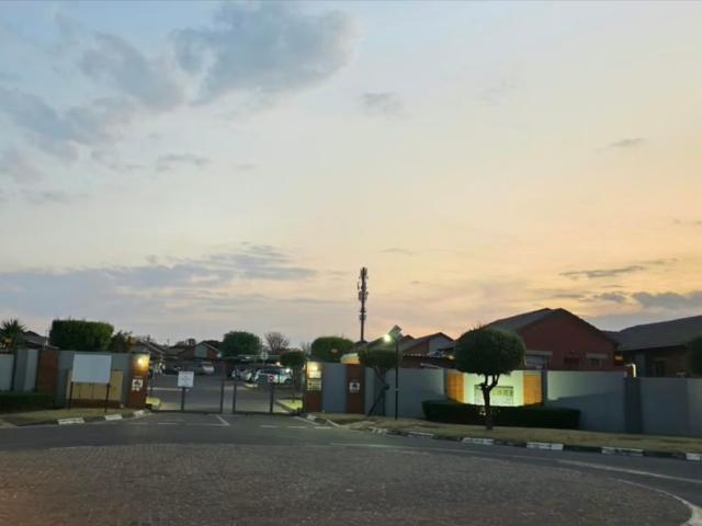 3 Bedroom Simplex To Let in Monavoni