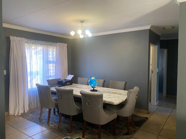 3 Bedroom Simplex To Let in Willow Park Manor
