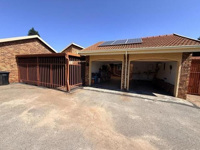 3 Bedroom Simplex in Birchleigh North