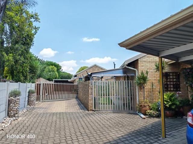 3 Bedroom Simplex in Lyttelton Manor