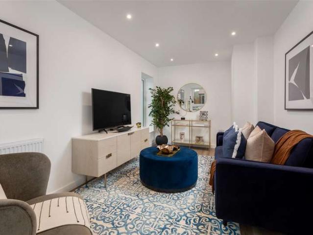 3 Bedroom Studio Flat